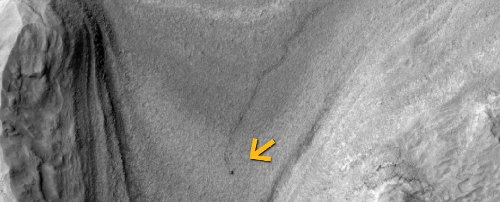 NASA показала дивовижний знімок ровера Curiosity, що залишає сліди на Марсі