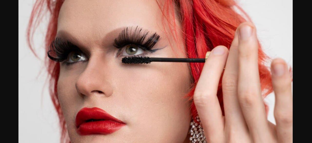 Дівчина відростила вії за допомогою сироватки і, здається, стала подругою Людини-павука або Вія