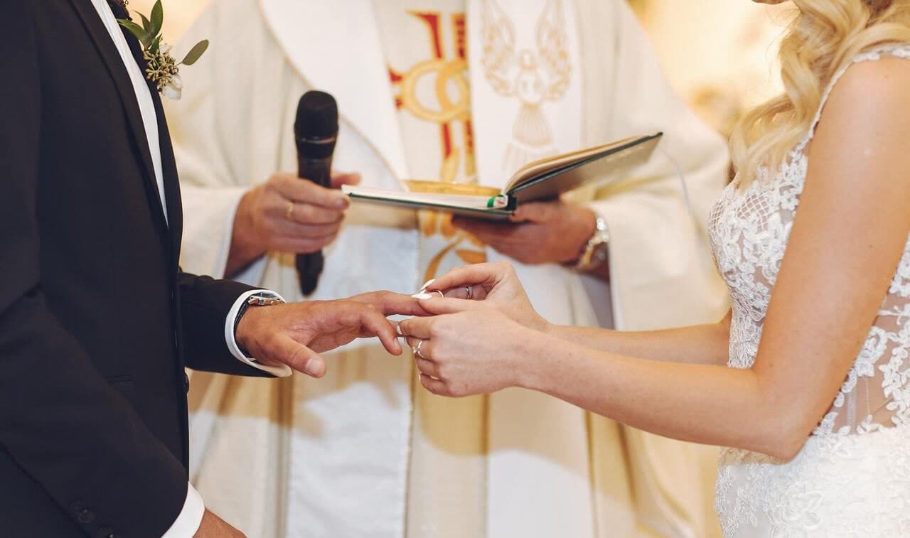 Ледве тримався на ногах: п’яний священник влаштував «незабутню» весільну церемонію