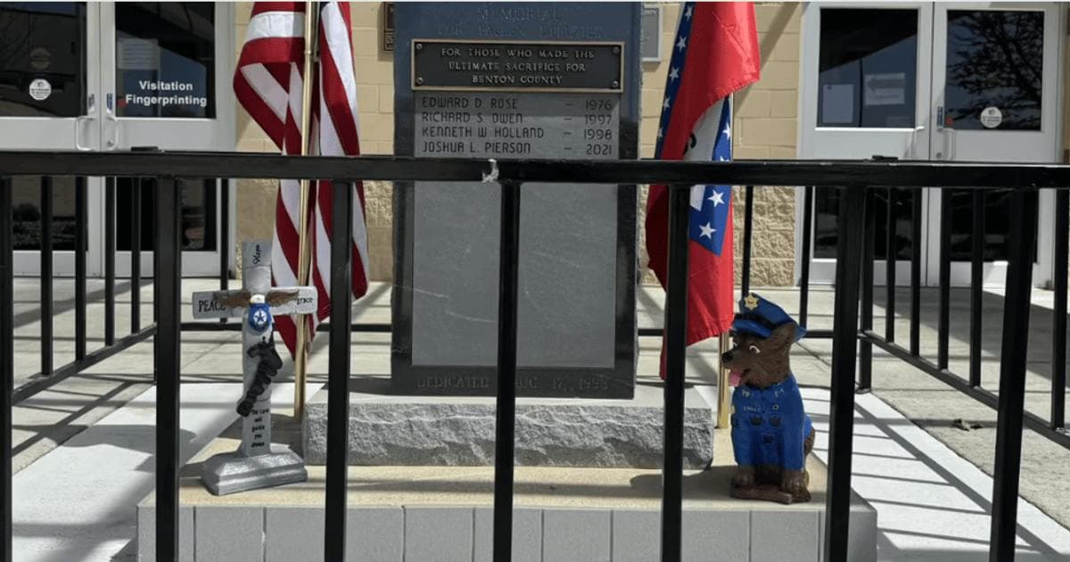 Кур’єр служби доставки викрав «собаку» біля відділку поліції: як він пояснив свій вчинок