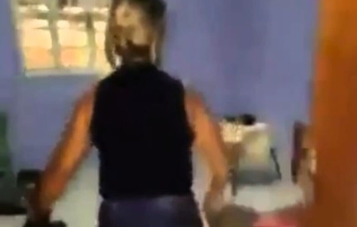 Дружина заскочила чоловіка в ліжку з коханкою та відлупцювала його ляпанцями