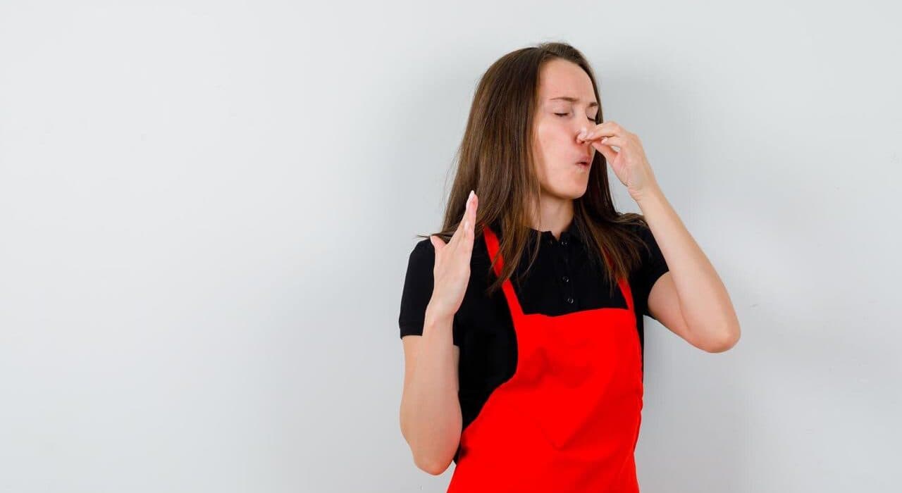 Як швидко позбутися неприємного запаху на кухні: корисні поради