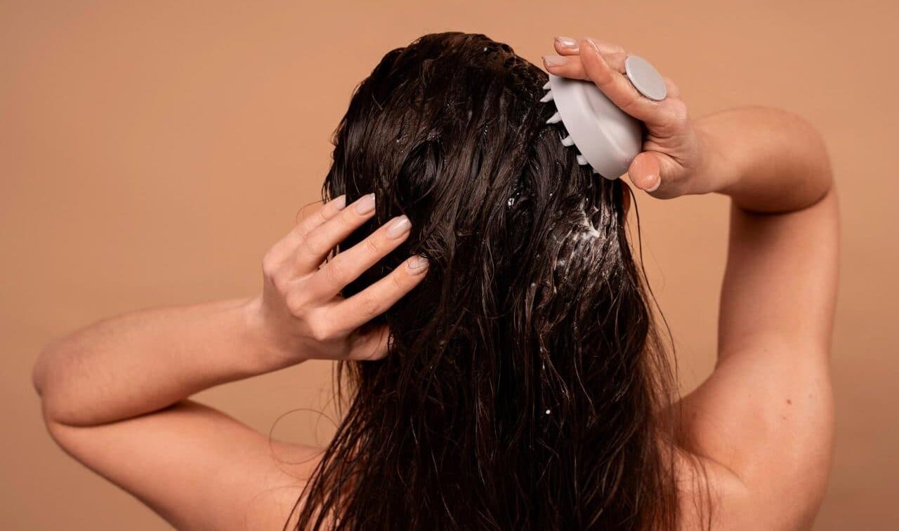 Журналістка розповіла, що відбувається з головою після місяця без миття шампунем