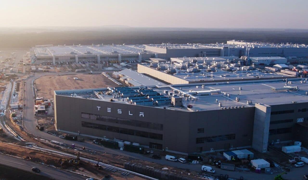 Пожежа на заводі Tesla під Берліном: частину цехів евакуювали, постраждалих немає