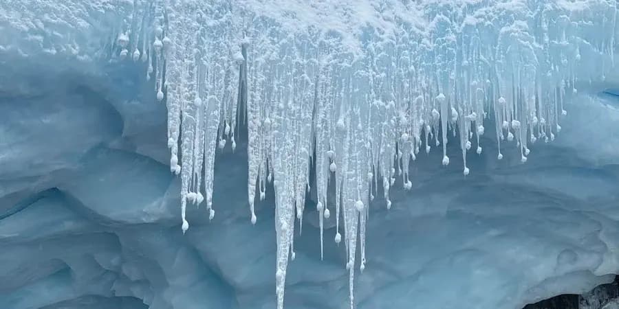 Українські полярники вперше зафіксували унікальне явище в Антарктиді — «крижане намисто»