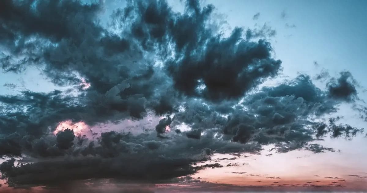 Дощ з грошей, “криваві” зливи та космічні подарунки: найдивніші речі, що падали з неба