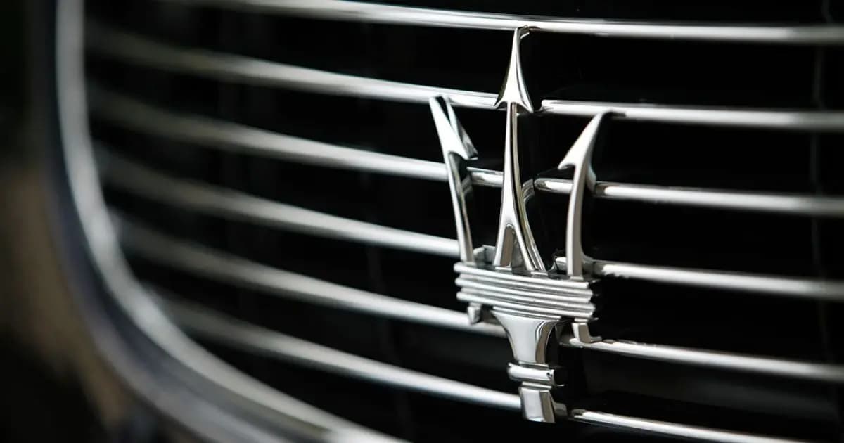 У Києві серед вулиці гниє суперкар вартістю з трикімнатну квартиру (Фото)