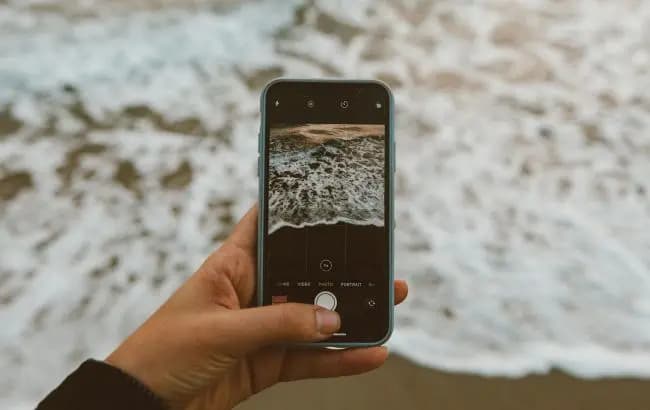 В океані знайшли iPhone українки через два місяці: що з ним стало