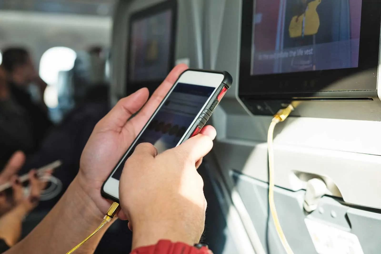 Ніколи не заряджай телефон у кафе чи аеропорту: ось чому це небезпечно