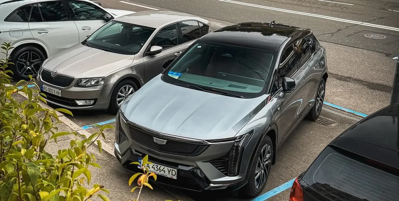 В Києві помітили унікальний «сірий» Cadillac вартістю 54 000 доларів
