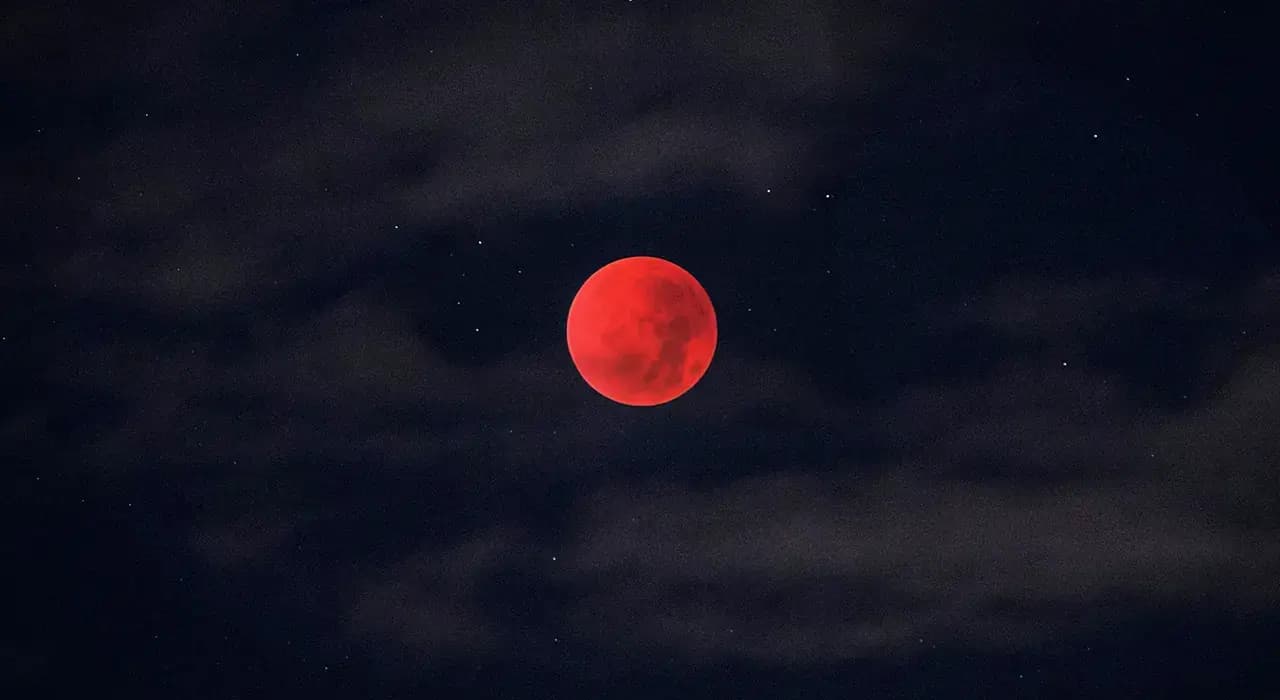 Гігантський “Супермісяць”: 5 листопада над Україною зійде найбільша повня з 2019 року