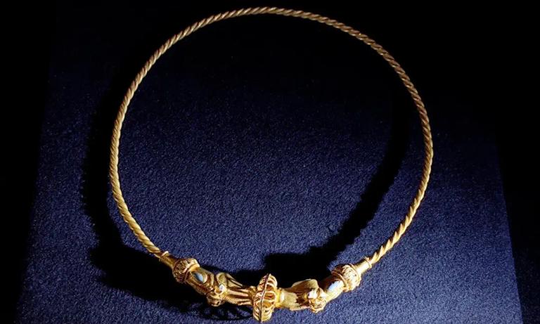 Українські археологи показали золоту гривну сарматського царя Інісмея