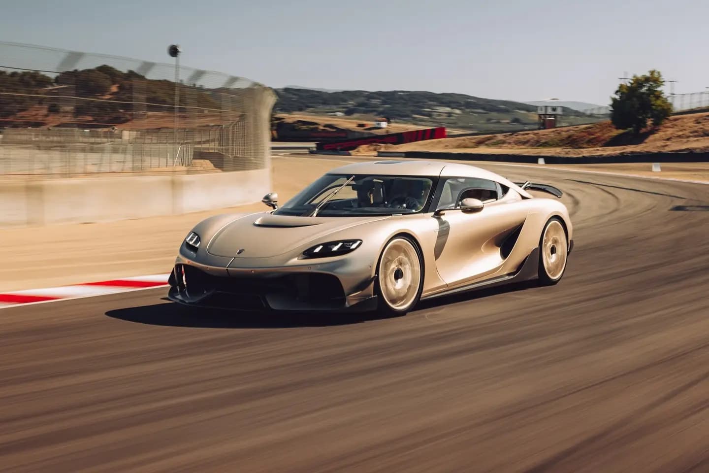 Сімейний гіперкар на 2300 сил: Koenigsegg Gemera виходить у серію