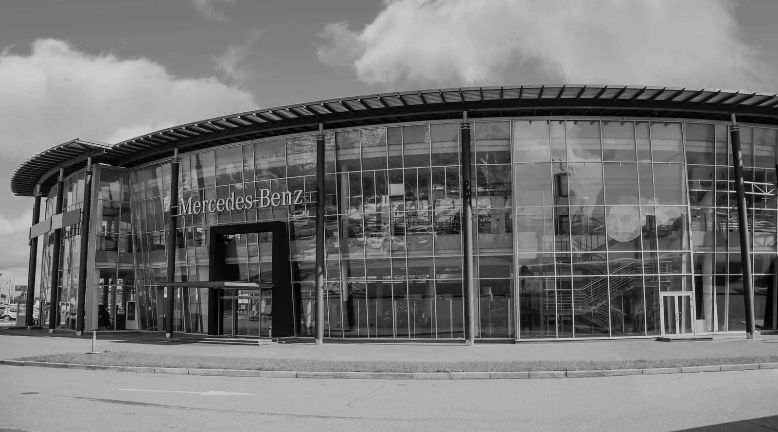 Київські автодилери постраждали від нічної атаки: є загиблі та руйнування