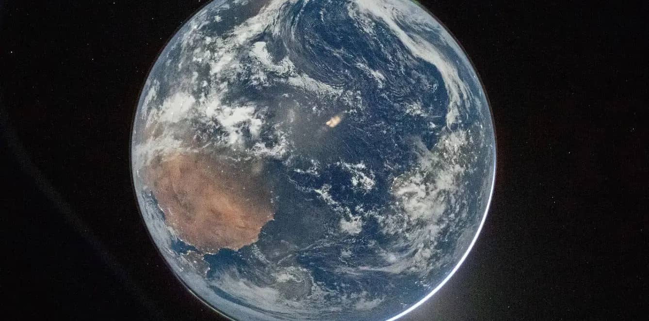 На кадрах Artemis II помітили дивний ефект із супутниками над Землею