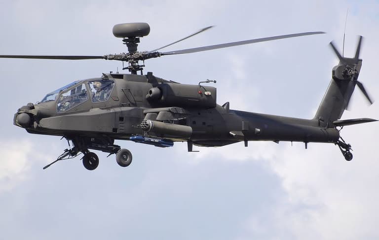Вибухові снаряди перетворюють штурмовий вертоліт Apache на мисливця за дронами