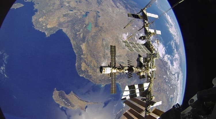 Вчені планують відслідковувати пластикове сміття з орбіти