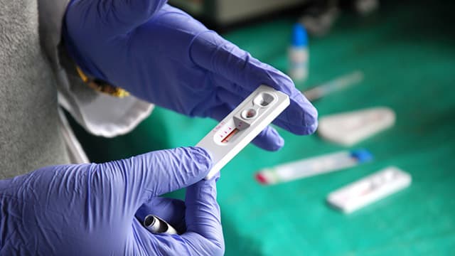 Лікарі розкривають причини, через які деякі люди ніколи не отримують COVID-19