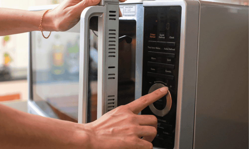 Вчені розповіли про популярні міфи і факти про мікрохвильову піч
