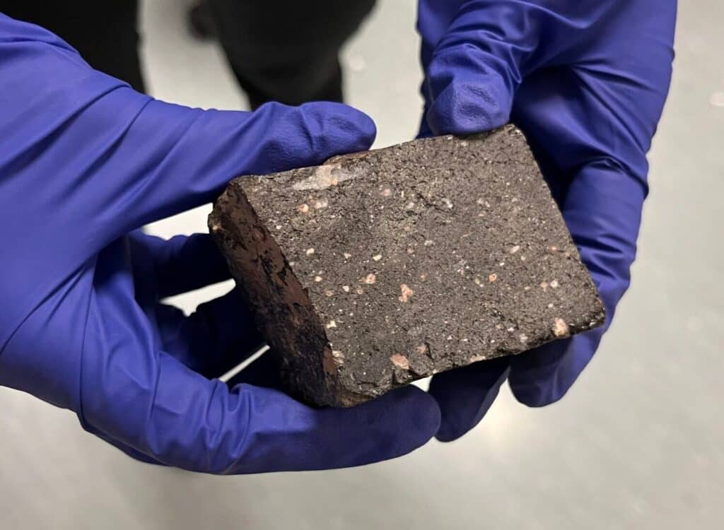 Внаслідок падіння метеорита в озеро Квебек з’явилися рідкісні камені