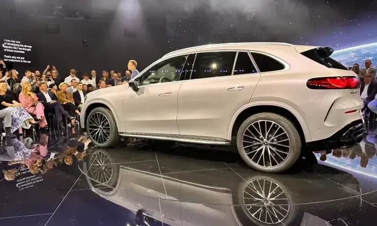 Mercedes-Benz показав електричний GLC із 39-дюймовим екраном