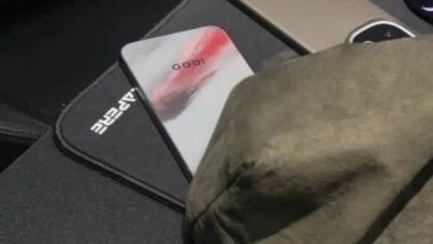 З’явилися перші фотографії смартфона iQOO 15