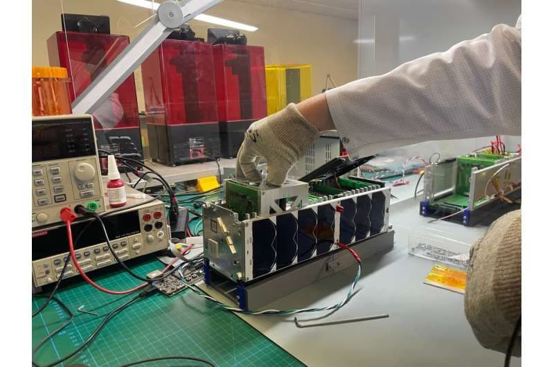 AI вперше взяв під контроль рух супутника у космосі