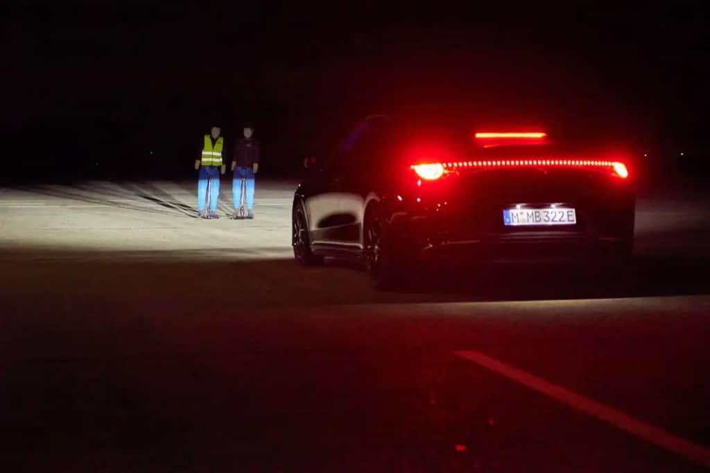 Тест ADAC виявив проблеми з автоматичним гальмуванням: системи не помічають дітей у світловідбивному одязі