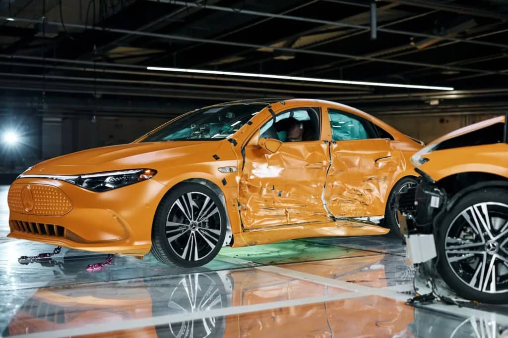 Mercedes-Benz CLA пройшов складний бічний краш-тест