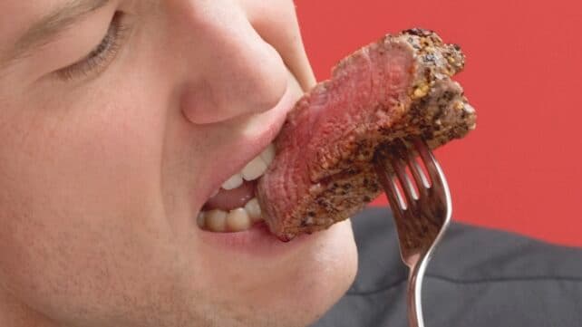 Дослідження пов'язує споживання м'яса з нижчим ризиком деменції, але лише в одній групі