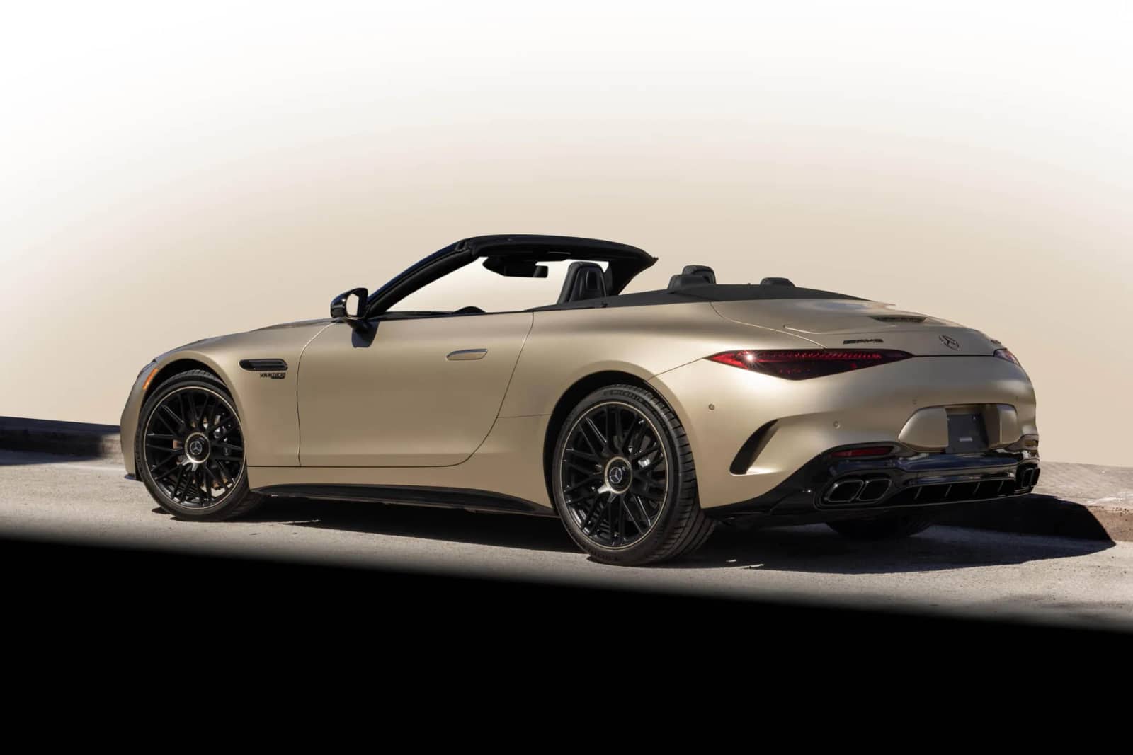 Оновлений Mercedes-AMG SL знову зосередиться на комфорті та розкоші