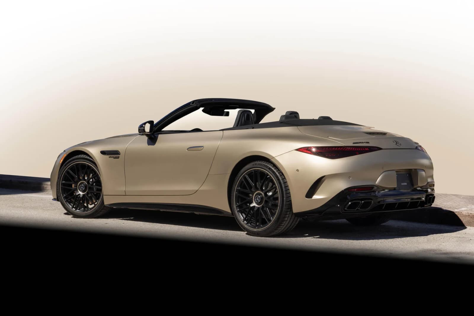 Оновлений Mercedes-AMG SL знову зосередиться на комфорті та розкоші