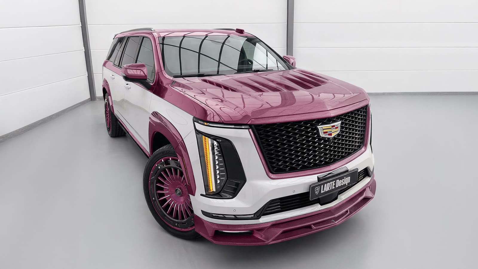 LARTE Design перетворює Cadillac Escalade в яскравий рожевий карбоновий автомобіль