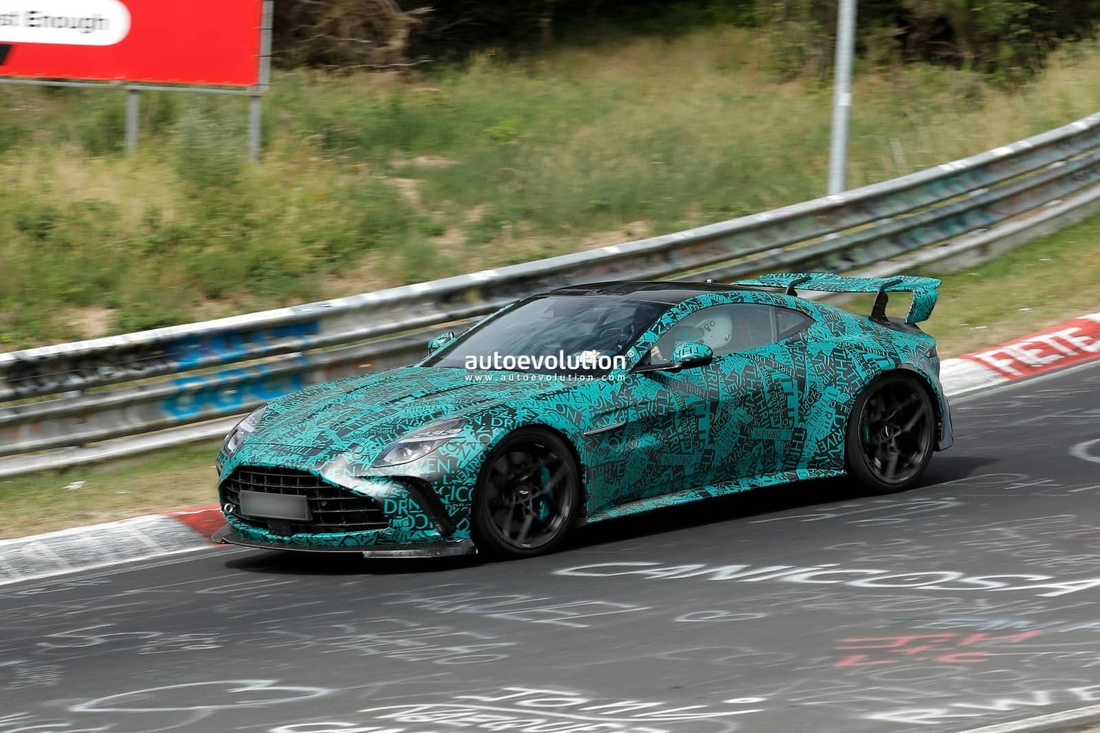 Aston Martin Vantage RS: нові деталі та характеристики
