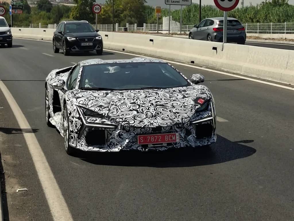 Lamborghini Revuelto: новий Facelift помічений під час тестування